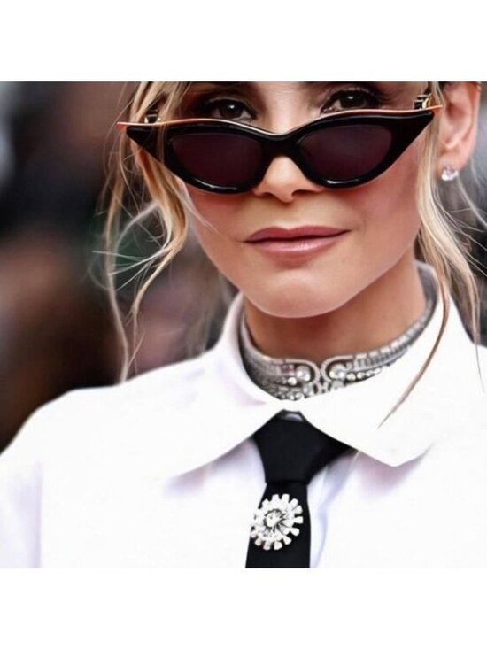 Valentino V-GOLDCUT-II VLS-114A Cat Eye Sunglasses - Black\\Grey main image 2